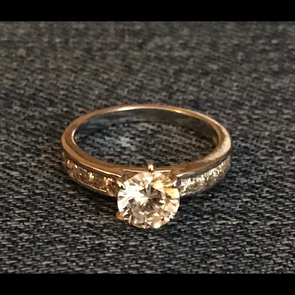 đť…şCubic Zirconia Silver Ring, size 6 - Picture 1 of 3